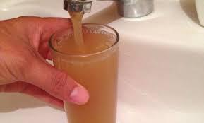 agua sucia en canilla