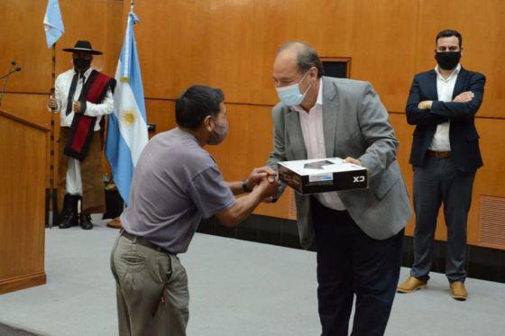 79005-con-la-entrega-de-notebooks-estamos-dando-un-paso-mas-en-la-inclusion-digital-en-nuestra-provincia