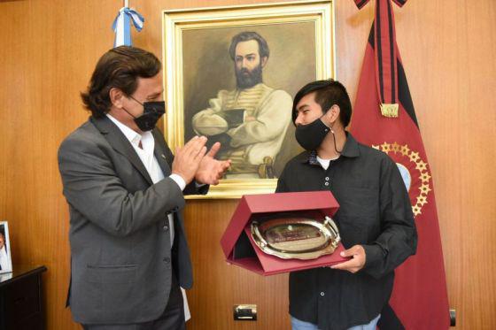 78218-el-gobernador-saenz-recibio-al-destacado-estudiante-wichi-maximiliano-sanchez