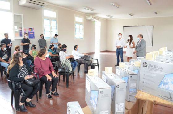 79277-interior-provincial-entregan-computadoras-a-las-areas-vinculadas-a-genero-y-diversidad