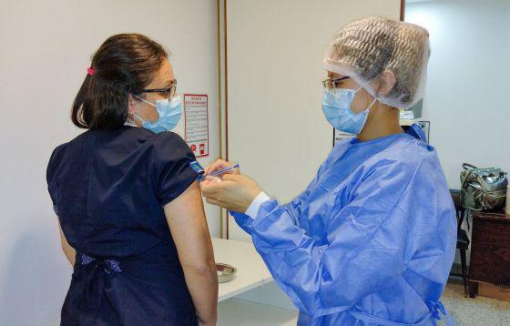 79050-se-aplica-en-salta-la-dosis-de-refuerzo-contra-covid-19-al-personal-de-salud