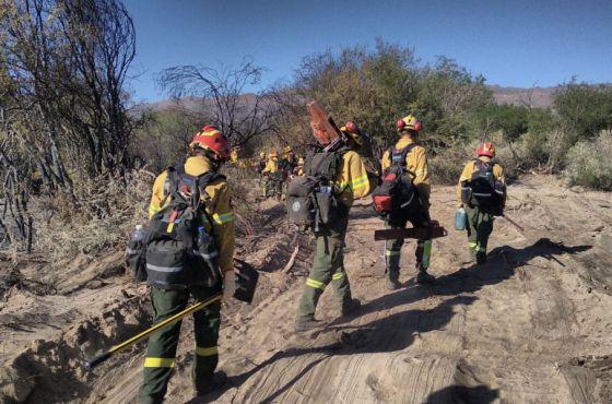 92633-continuan-las-tareas-de-control-del-fuego-en-cafayate
