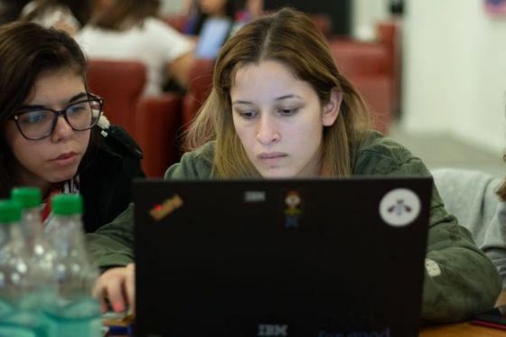 87580-mujeres-de-18-a-25-anios-podran-acceder-a-becas-completas-para-estudiar-tecnologia