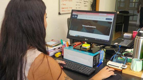 mujer en oficina con computadora