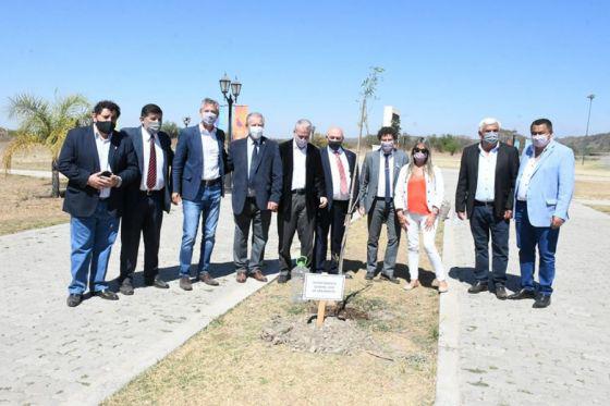 78093-senadores-participaron-de-la-reforestacion-del-parque-del-bicentenario