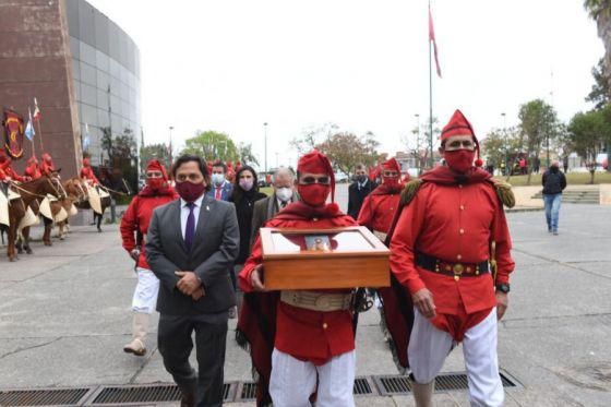 76630-el-pretal-de-plata-del-general-guemes-fue-recibido-por-el-gobernador-saenz
