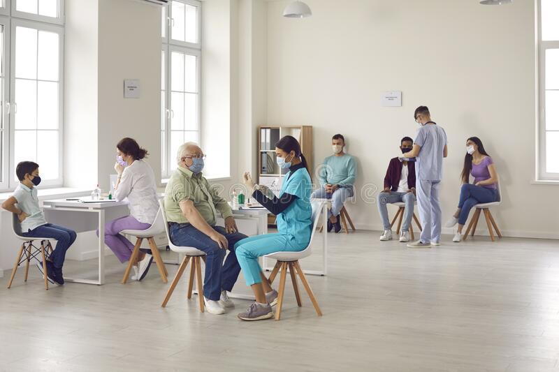 médicos-con-máscaras-vacunan-personas-de-todas-las-edades-contra-el-virus-covid-durante-una-pandemia-consultorio-donde-205174466
