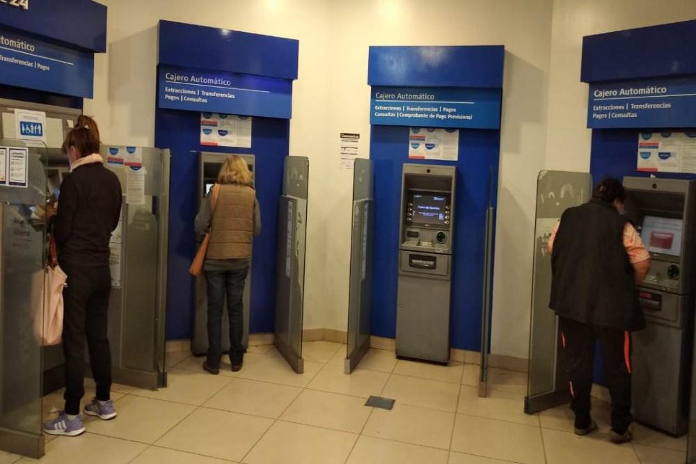 bancos con gente