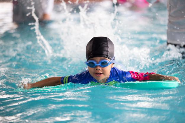 nino-natacion