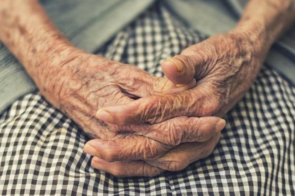 manos-abuela-lpThMS