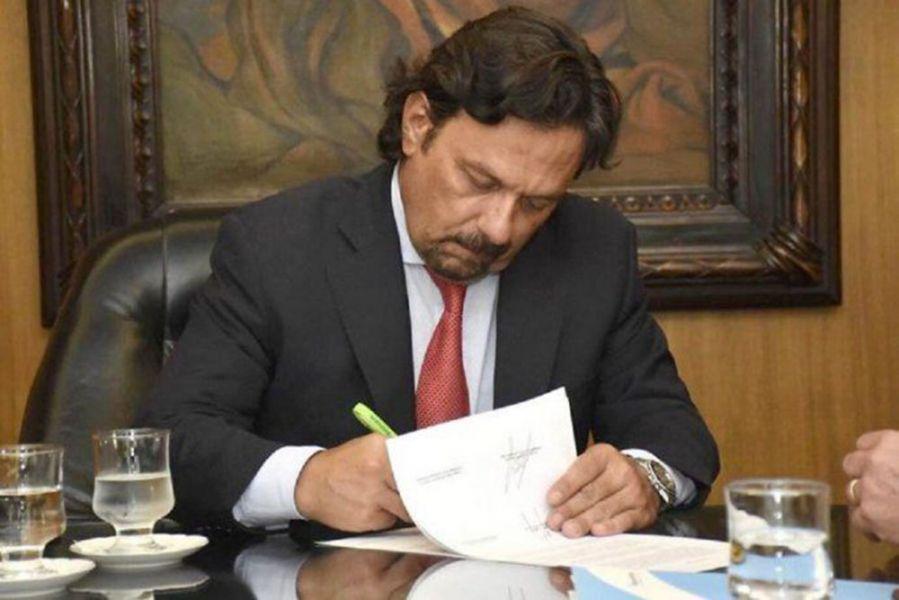 sanez firmando
