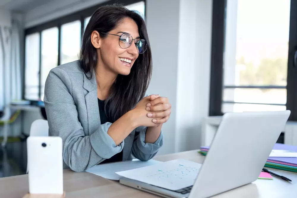 chica-joven-con-gafas-curso-virtual