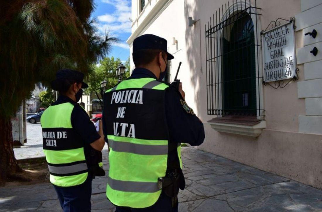 policia en escuelas