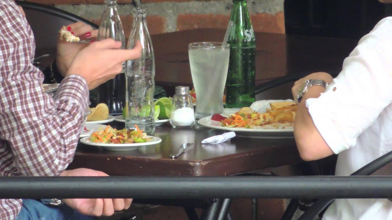 almorzando