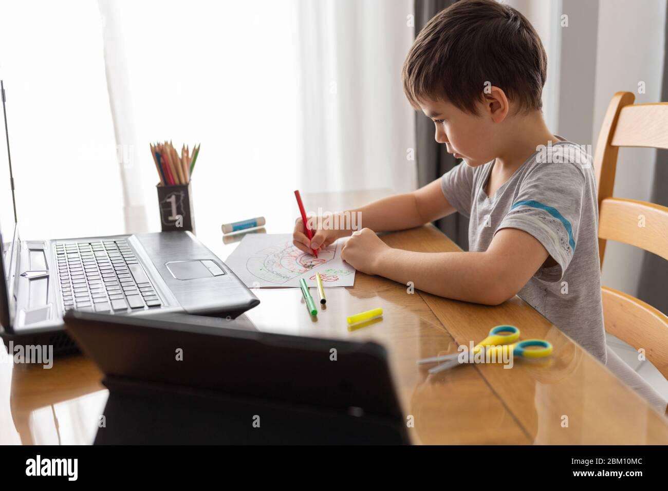 aprendizaje-a-distancia-en-linea-nino-estudiando-desde-casa-hogar-ninos-usando-tecnologia-2bm10mc