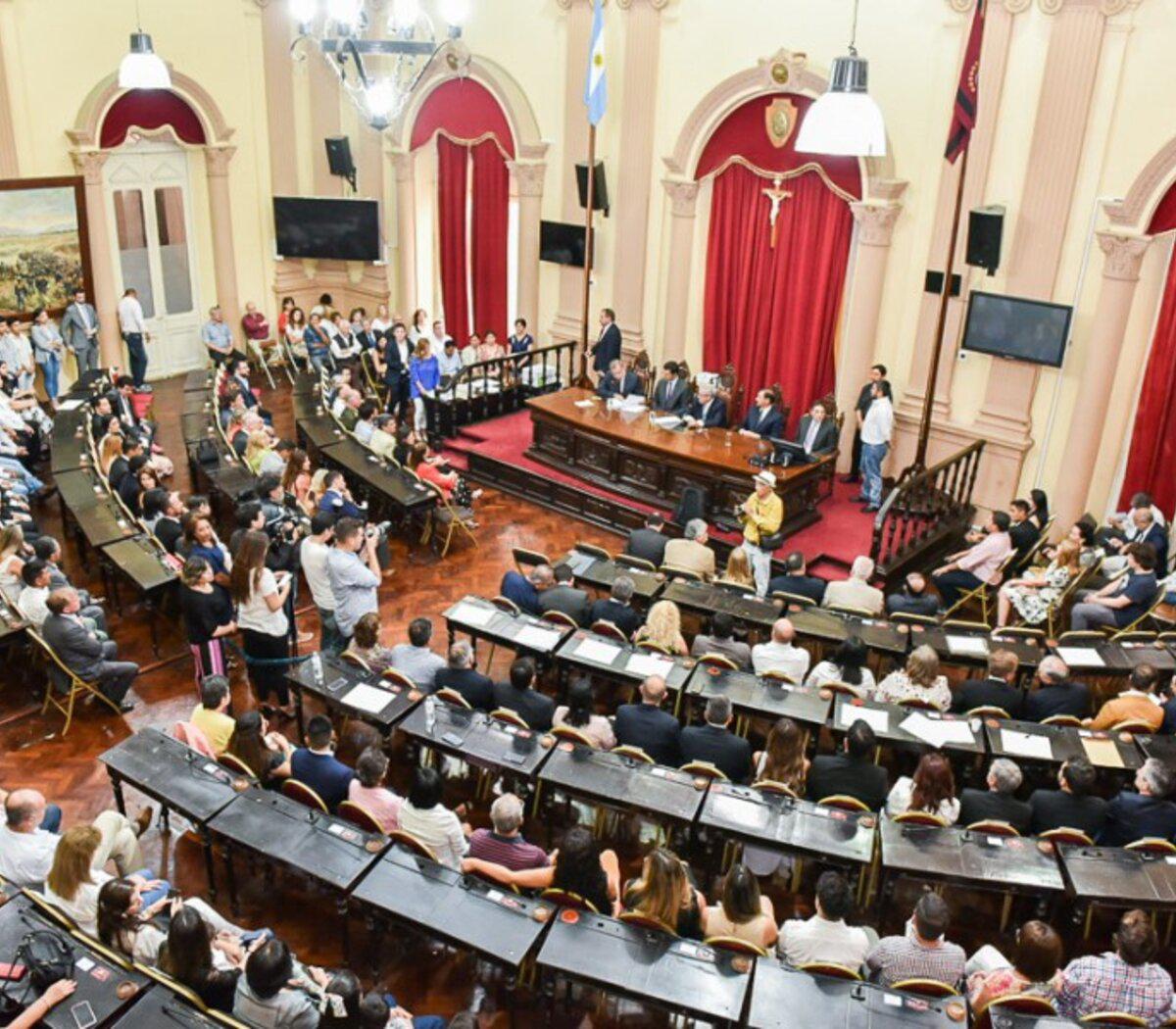 726453-67234-prestaron-juramento-los-30-diputados-electos-por-la-provincia_0