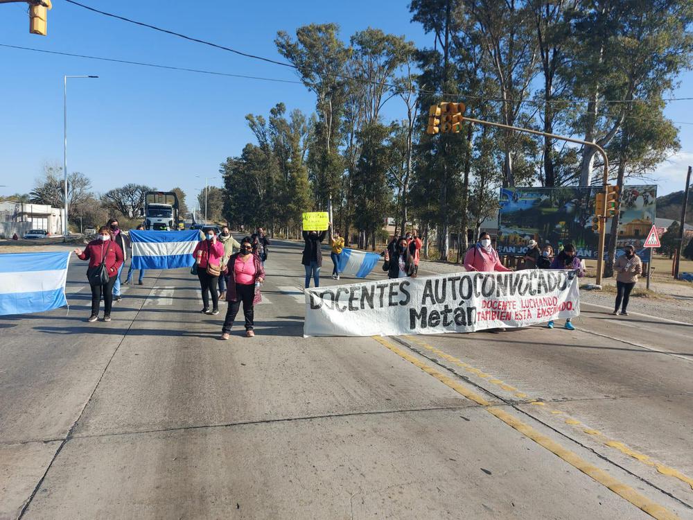 DOCENTES CORTARON LA RUTA