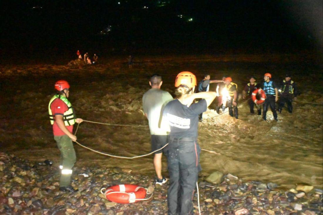 114322-una-familia-tuvo-que-ser-rescatada-luego-de-quedar-varada-por-la-crecida-de-un-rio