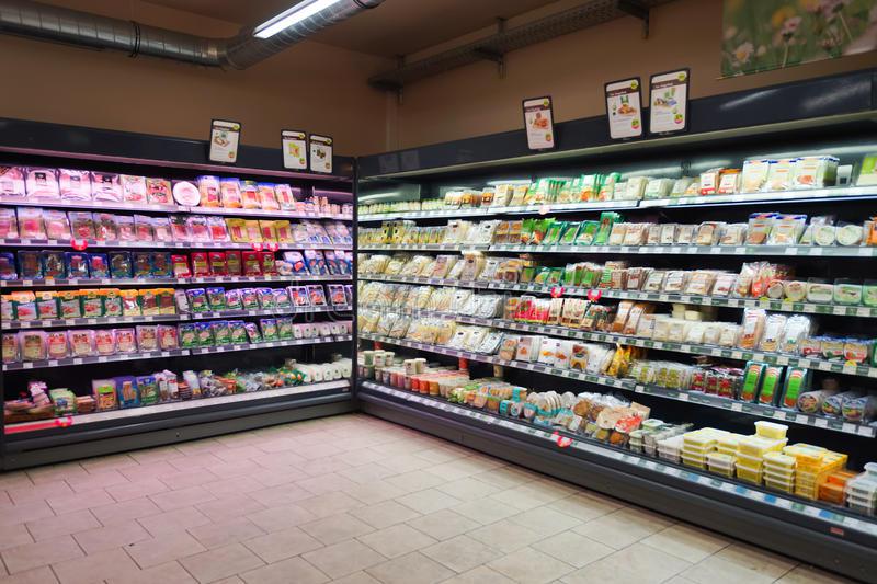 interior-del-supermercado-59234403