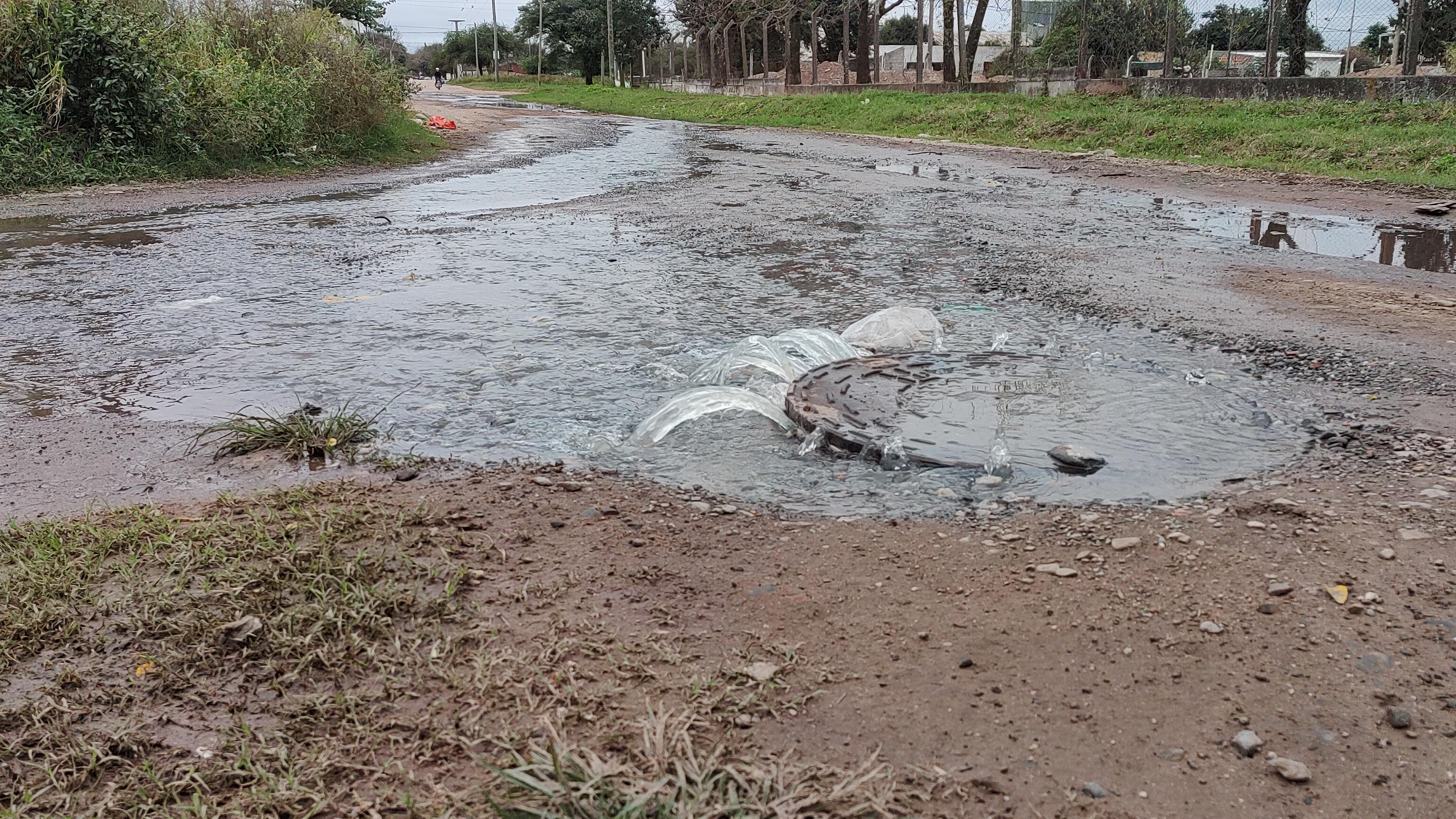 Vecinos molestos por la constante pérdida de aguas cloacales en la ...