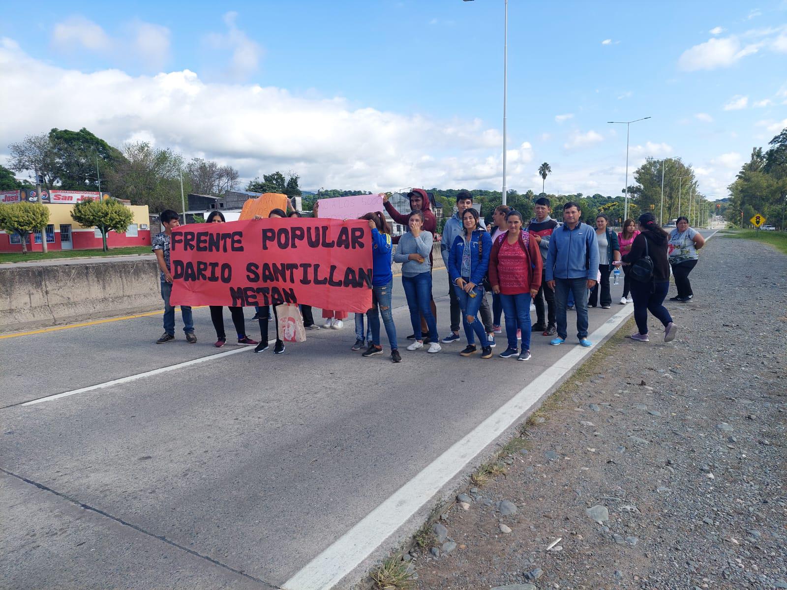 Llegaron en un colectivo al paseo y cortan la ruta con un cartel de Metán
