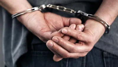 Detenido-esposado-400x228