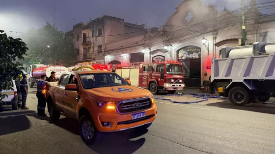 9122-intenso-operativo-de-sofocamiento-de-un-incendio-estructural-en-el-mercado-san-miguel