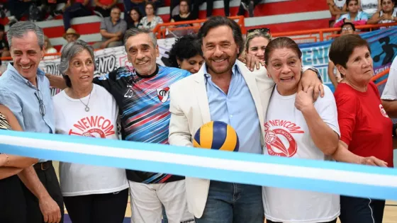 104863-inversion-en-deporte-el-gobernador-inauguro-un-piso-flotante-profesional-en-el-complejo-deportivo-de-metan