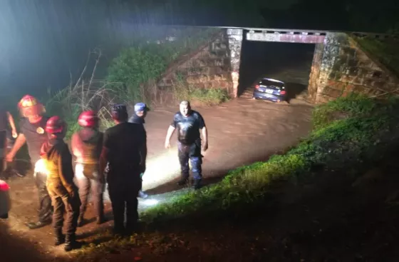 98534-seguridad-asistio-a-vecinos-afectados-por-la-tormenta