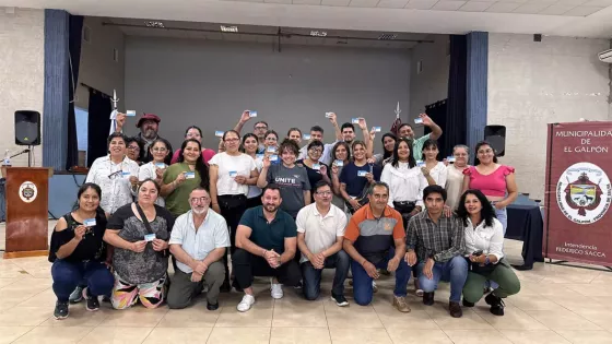 100537-entrega-de-carnets-de-manipulacion-de-alimentos-en-el-galpon