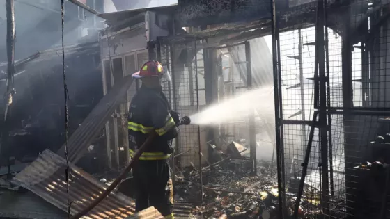 9128-incendio-en-el-mercado-san-miguel-saenz-recorrio-la-zona-afectada-y-se-solidarizo-con-los-puesteros