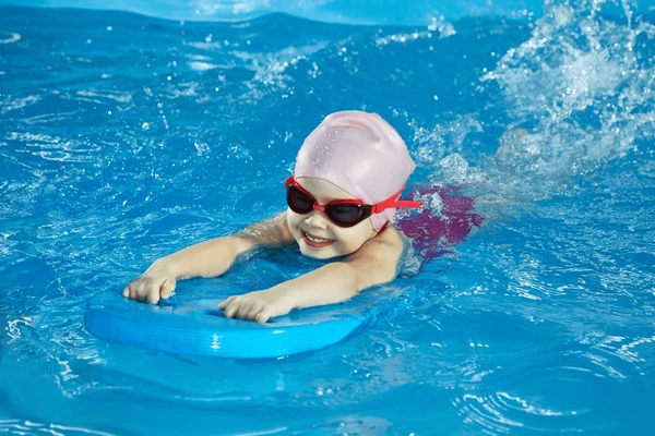 little-girl-learning-swim-indoor-600nw-2173380755