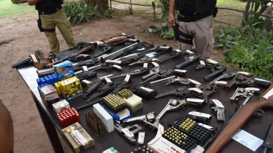 105547-la-policia-secuestro-granadas-explosivos-y-armas-de-fuego-en-una-finca-de-chicoana