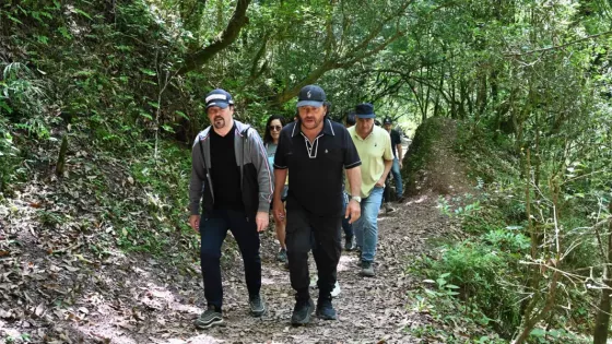 105103-el-gobernador-y-el-embajador-de-francia-recordaron-a-las-turistas-francesas-y-a-todas-las-victimas-de-violencia-de-genero