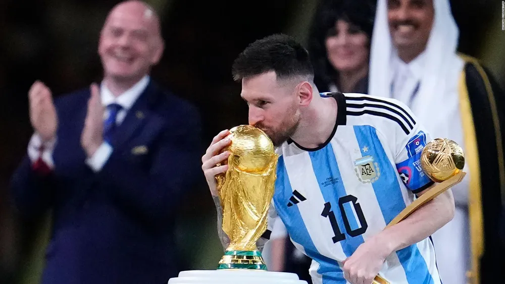 221218143136-lionel-messi-world-cup-trophy-kiss-121822-full-169