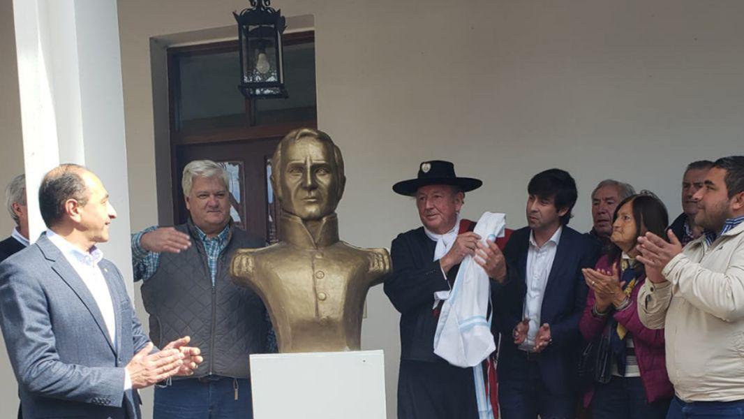 96921-donaron-a-la-ciudad-de-san-jose-de-metan-un-busto-del-coronel-jose-ignacio-sierra