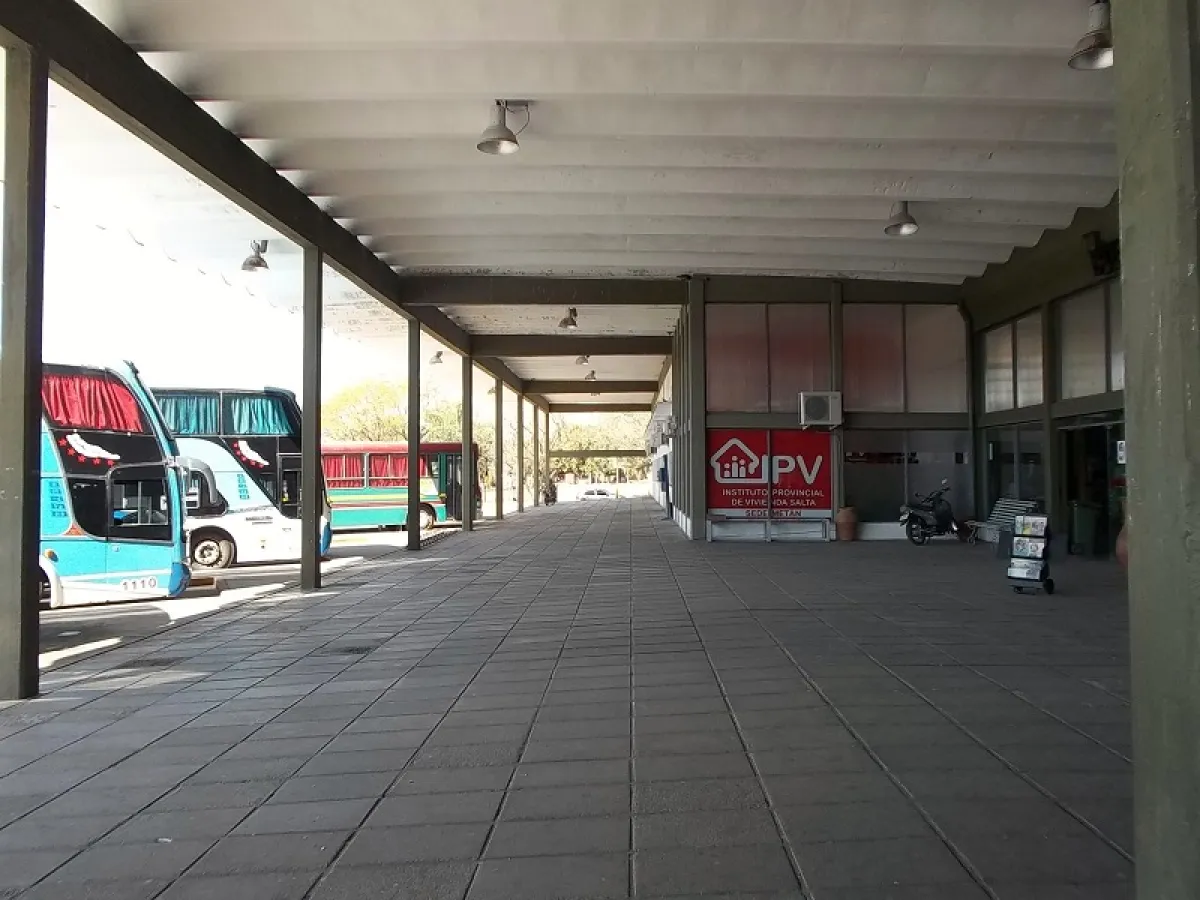 38984-un-colectivo-impacto-contra-el-parador-de-la-terminal-de-metan