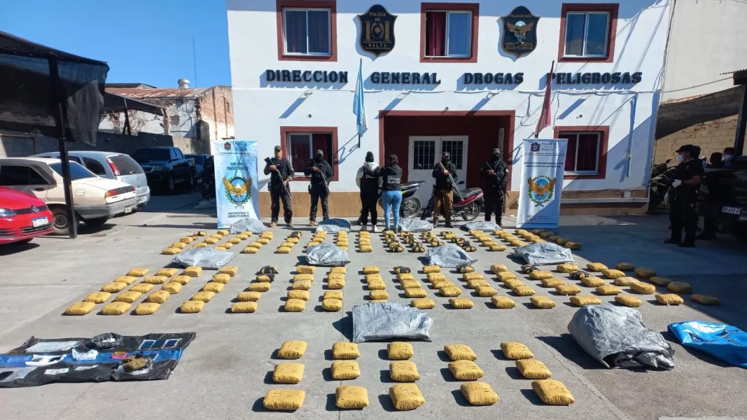 108462-mas-de-200-kilos-de-drogas-incautados-tras-una-investigacion-que-inicio-en-un-control-vehicular-20260615113923