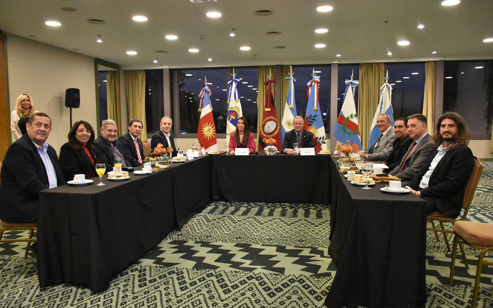 582-se-reunio-en-salta-la-mesa-ejecutiva-del-parlamento-del-noa