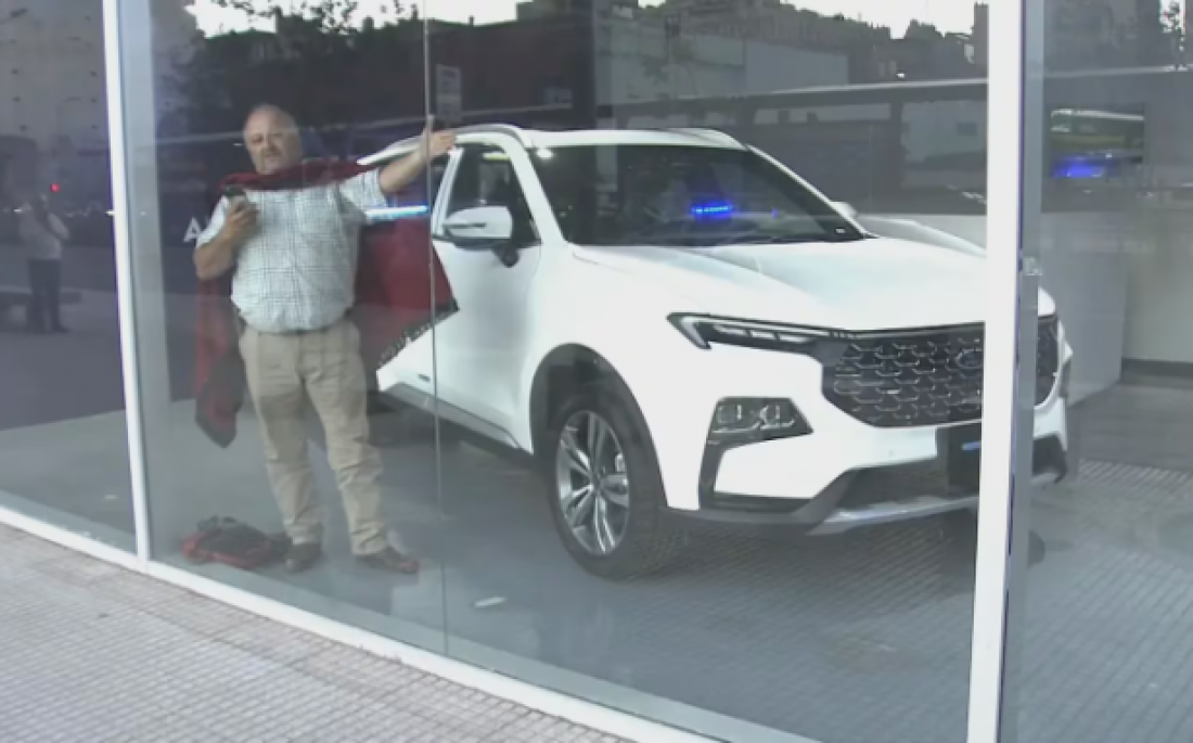 -el-gaucho-saltenio-que-se-atrinchero-en-una-concesionaria-recupero-su-plata