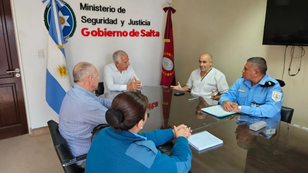 13878-reunion-de-funcionarios