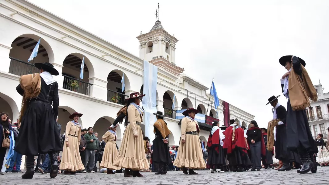 23290-gala-danza-y-tradicion-multitudinaria-convocatoria-en-las-celebraciones-del-25-de-mayo-en-salta
