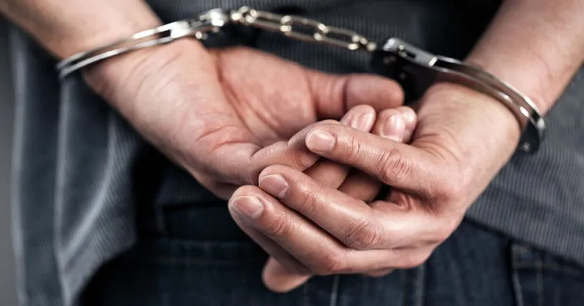 Detenido-esposado-840x440