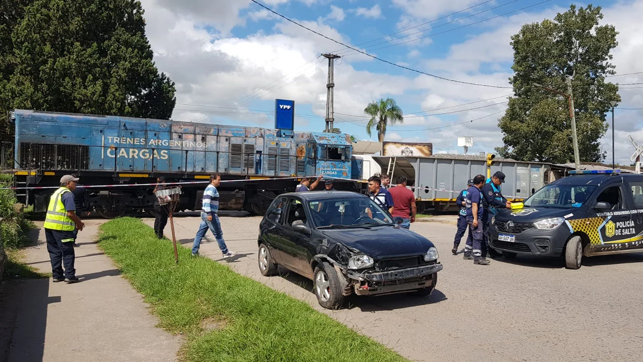 Una mujer perdió el control de su auto y chocó contra un tren en el ...