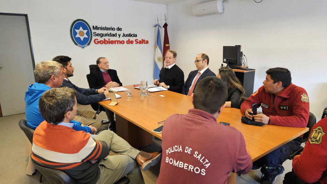 13568-reunion-de-funcionarios