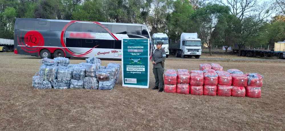 secuestran_11.796_prendas_de_vestir_de_contrabando_transportadas_en_un_colectivo_de_tour_de_compras0