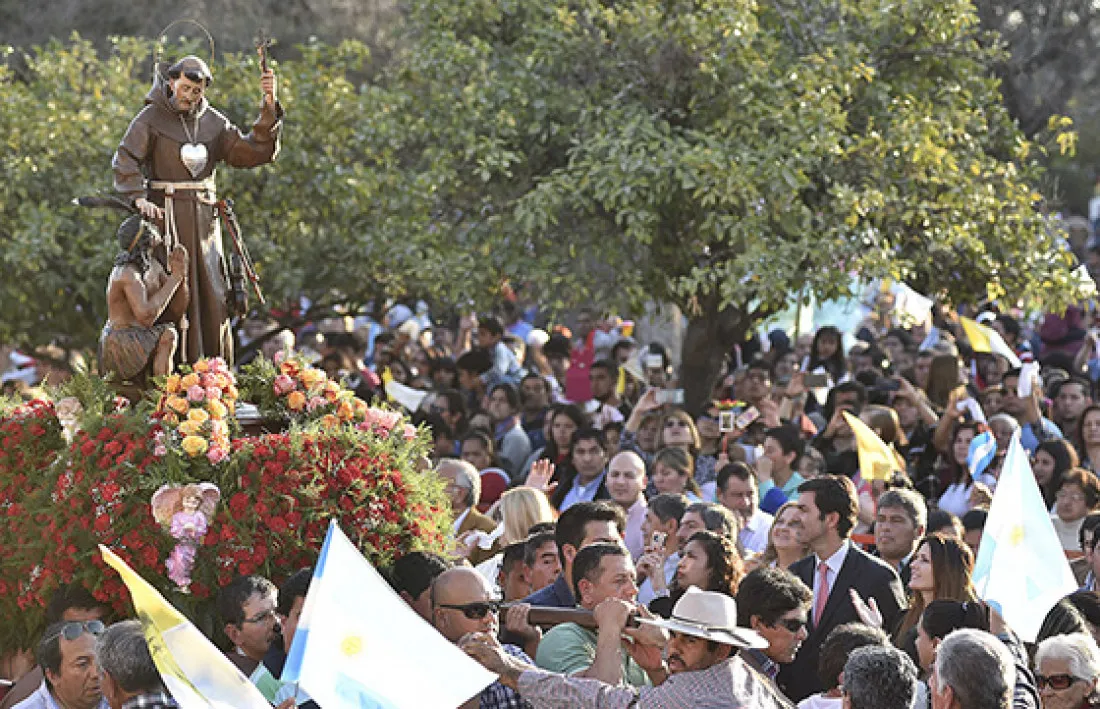 2014-el-gobernador-urtubey-acompanio-al-pueblo-de-el-galpon-en-su-fiesta-patronal