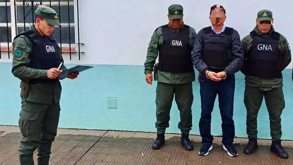 Detenido pixelado frente al muro