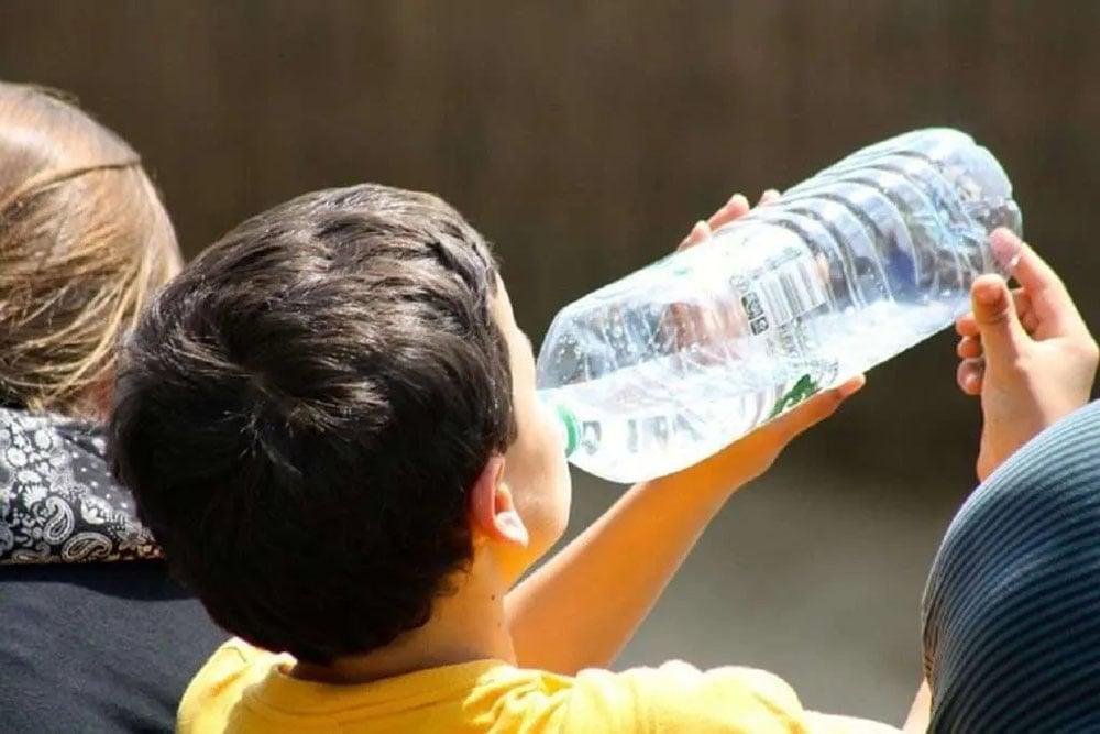 niño tomando agua
