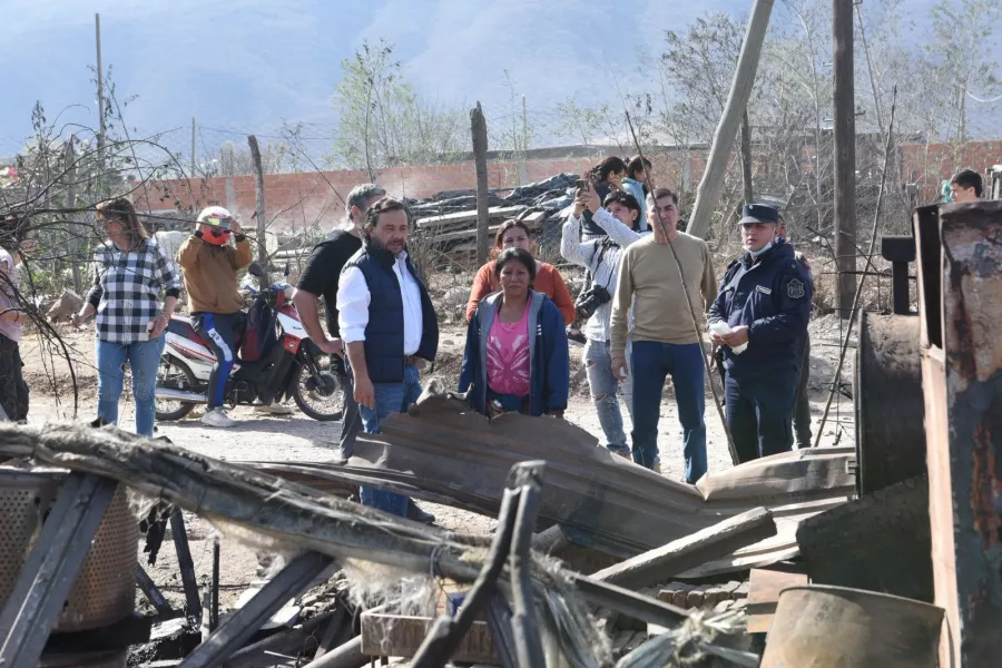 18692-el-gobernador-saenz-coordino-la-asistencia-a-los-afectados-y-acompanio-a-los-vecinos-del-barrio-ampliacion-20-de-junio